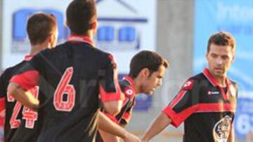 Bruno Gama y 'Bicho' dan el trofeo Luis Otero al Deportivo.