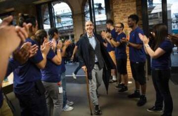 Los empleados de Apple dan la bienvenida a uno de los primeros compradores en una tienda de Londres.