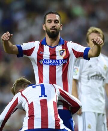 El centrocampista turco del Atlético de Madrid Arda Turan celebrando con sus compañeros de equipo después de anotar el gol 1-2