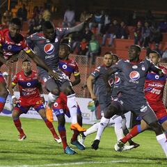 Hinchas de América se enfrentan con Juan Camilo Angulo