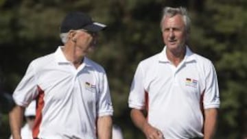 Beckenbauer y Cruyff jugando al golf.
