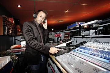 Capitán, emblema y símbolo de una etapa dorada en el Valencia, tuvo una carrera prolífica como jugador. Mendieta formó el grupo Gasteiz Gang, una banda de djs con la que llegó a pinchar en el Festival Internacional de Benicassim en el año 2011. Ha continuado en estos últimos años su carrera en solitario, pinchando en importantes discotecas de Londres como Kensington Roof Gardens.