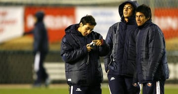 Joan Muñoz (al medio), junto a Boris Sagredo y Rafael Caroca en un viaje de la Selección a Tokio. El 2008.