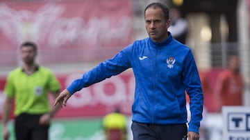 Fran Alcoy da instrucciones en uno de sus &uacute;ltimos partidos como entrenador del CF Talavera, la victoria blanquiazul ante el Real Murcia en el Estadio Enrique Roca.
