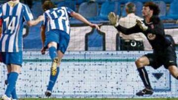 <b>SEGUNDO PENALTI. </b> De Abreu, central del filial rojiblanco, cometió el segundo penalti al impactar el balón en su antebrazo. Después, Mista falló la pena máxima.
