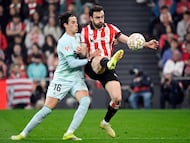 Real Betis' Argentinian defender #16 Valentin Gomez and Athletic Bilbao's Spanish defender #15 Inigo Lekue fight for the ball during the Spanish league football match between Athletic Club Bilbao and Real Betis at San Mames Stadium in Bilbao on March 22, 2026. (Photo by ANDER GILLENEA / AFP)