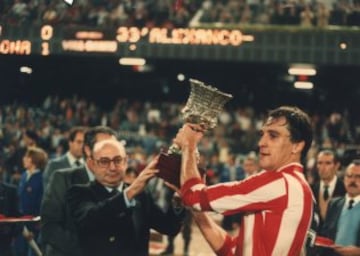 José Luis Roca, presidente de la FEF, entrega al capitán del Atético de Madrid Miguel Ángel Ruiz el trofeo de la Supercopa de España.