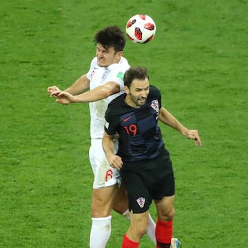 Milan Badelj pugna por un bal&oacute;n a&eacute;reo con Harry Maguire durante la semifinal contra Inglaterra.