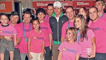 <b>CON SUS FANS. </b>Roger Federer, número dos mundial, posa en Miami junto a un grupo de aficionados