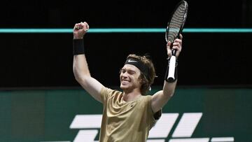 Andrey Rublev celebra su victoria ante Marton Fucsovics en la final del ABN AMRO World Tennis Tournament de Rotterdam.