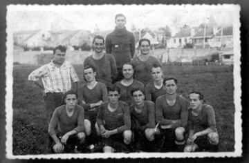 Formación del  Racing de Ferrol de la temporada 1930/31, los jugadores se colocan en forma de pirámide 