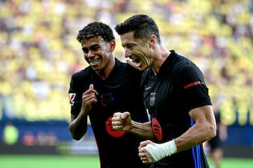 VILLARREAL, 22/09/2024.- Los jugadores del FC Barcelona, Lamine Yamal (i) y el polaco Robert Lewandowski, celebran el primer gol del equipo barcelonista durante el encuentro correspondiente a la sexta jornada de Laliga EA Sports que disputan hoy Domingo FC Barcelona y Villarreal en el estadio de La Cerámica, en la localidad castellonense. EFE / Andreu Esteba.
