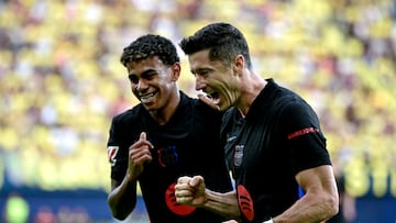 Los jugadores del FC Barcelona, Lamine Yamal y el polaco Robert Lewandowski, celebran el primer gol del equipo barcelonista.