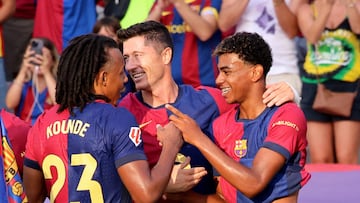 Soccer Football - LaLiga - FC Barcelona v Athletic Bilbao - Estadi Olimpic Lluis Companys, Barcelona, Spain - August 24, 2024 FC Barcelona's Lamine Yamal celebrates scoring their first goal with Robert Lewandowski and Jules Kounde REUTERS/Nacho Doce