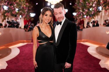 Brenda Song y Macaulay Culkin posan en la alfombra roja de la 83.ª edición de los Globos de Oro, celebrada en el Beverly Hilton.
