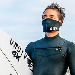 Crean una mascarilla de neopreno para surfistas