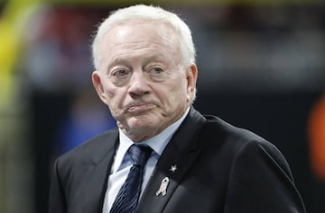 A Roger Goodell no le faltan enemigos, tiene uno poderoso en la Casa Blanca y otro que se jacta de serlo en Dallas. Ninguno de ellos pudo derrotarlo. Jerry Jones lanzó una ofensiva contra el comisionado en una disputa originada por la sanción de seis juegos en contra de Ezekiel Elliott por un caso de violencia doméstica. Entiendo que se quiera defender a sus jugadores y contar con ellos para lo que se les paga, jugar. Pero defender a alguien acusado de violencia doméstica fue bajo incluso para Jones, quien no tiene estándares precisamente estrictos.   Jones prometió ir tras la cabeza de Goodell e incluso amenazó con impedir su renovación de contrato. Lo que recibió a cambio fue una advertencia de que si seguía con esa actitud lo único que iba a perder la propiedad de los Dallas Cowboys. Eso bastó para silenciarlo.