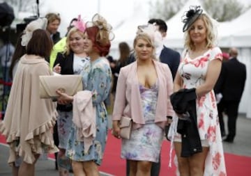 Grand National: Ladies' Day elegance from Aintree