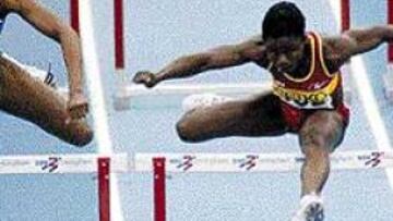 <B>DE MENOS A MÁS.</B> Alozie (derecha) reaccionó a partir de los 20 m.