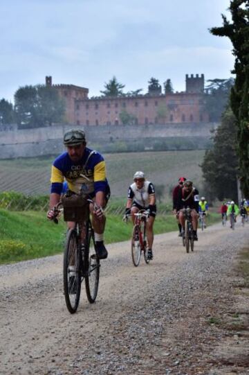 La carrera se creó en 1997 para salvaguardar la Strade Bianche de la Toscana. Empieza y termina en Gaiole, pueblo de la provincia de Siena.