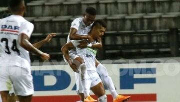 Ayron del Valle celebrando su gol en la victoria de Once Caldas 2-0 sobre Águilas Doradas por la fecha 3 de la Liga BetPlay II-2022.