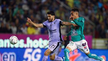 MEX3191. LEÓN (MÉXICO), 29/11/2023.- Paul Bellón (i) del León disputa un balón con Henry Martín (i) del América hoy, durante el partido de ida por los Cuartos de Final del torneo Apertura 2023 de la Liga MX del fútbol mexicano, celebrado en el estadio León del estado de Guanajuato (México). EFE/ Luis Ramírez