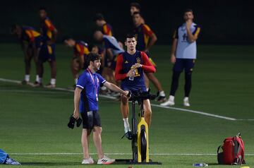 Álvaro Morata haciendo bicicleta estática durante el entrenamiento de hoy. 