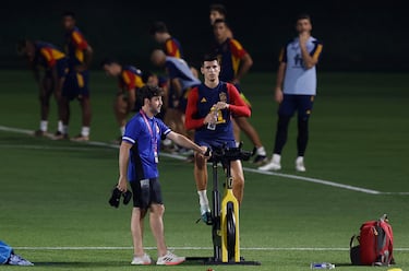 Álvaro Morata haciendo bicicleta estática durante el entrenamiento de hoy. 