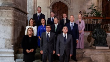 Foto de familia del Consell de Valencia con los nuevos consellers, en el Palau de la Generalitat, a 26 de noviembre de 2024, en Valencia, Comunidad Valenciana (España). Los consellers y el presidente de la Generalitat valenciana se han reunido por primera vez tras la remodelación del Govern a raíz de la DANA del pasado 29 de octubre. La nueva estructura del Consell queda configurada en 11 departamentos: presidencia y diez consellerias, dos de ellas con rango de vicepresidencia.
26 NOVIEMBRE 2024;CONSELLERS;GENERALITAT
Rober Solsona / Europa Press
26/11/2024
