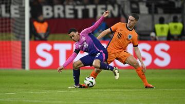 Veerman disputa un balón con Musiala durante un amistoso.