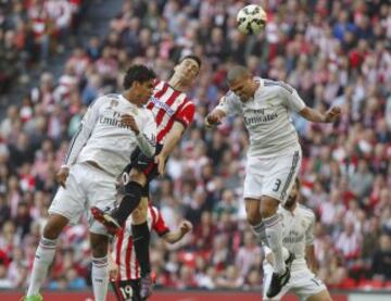 Aduriz marca el 1-0.