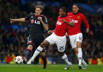Manchester United-Bayer leverkusen. Stefan Kiessling del Bayer Leverkusen y Antonio Valencia del Manchester United durante el partido de Champions que enfrentó a ambos equipos