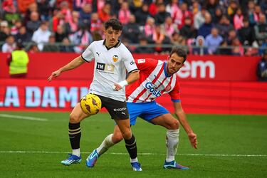 Con actuaciones así su regreso al Barcelona a final de temporada será un hecho. Consolidado en la defensa del Girona, donde lo mismo actúa de central que cae a uno de los laterales, es indiscutible para Míchel. Es el iniciador de muchas de las jugadas de ataque del equipo revelación.