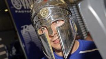 Jorge Lorenzo con el casco de espartano.