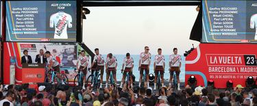 El conjunto del AG2R Citroën durante la presentación de La Vuelta.