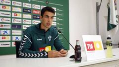 Claudio Medina, en una rueda de prensa con el Elche.