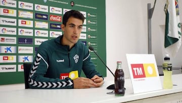 Claudio Medina, en una rueda de prensa con el Elche.