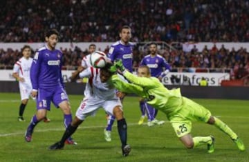 Pau Lopez con Carlos Bacca.