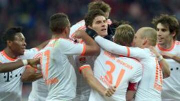 Mario Gómez, abrazado por sus compañeros después de hacer el gol del Leverkusen.