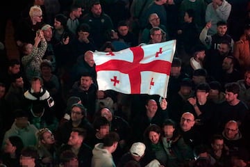 El campeón del mundo del peso pluma de la UFC, Ilia Topuria, es recibido por más de 8.000 aficionados en la plaza del Ayuntamiento de Alicante.