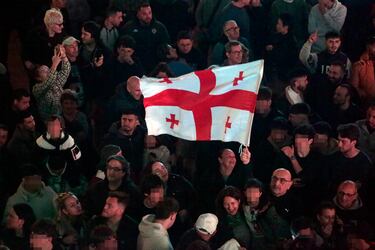 El campeón del mundo del peso pluma de la UFC, Ilia Topuria, es recibido por más de 8.000 aficionados en la plaza del Ayuntamiento de Alicante.