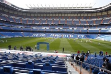 Marcelo, Pepe, Jesé, Morata, Isco, Varane, Xabi Alonso, y Diego López dieron un clinic a algunos aficionados que pudieron pisar el césped del Bernabéu.