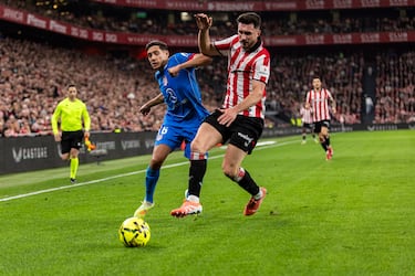 El defensa del Athletic sufre una lesión muscular tras una carga hombro con hombro con Nahuel Molina por la línea de fondo.