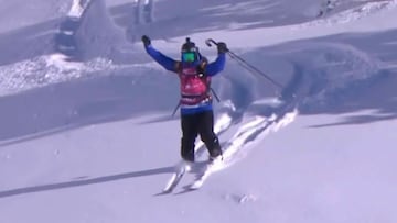 Aymar Navarro levantando los brazos en se&ntilde;al de victoria en el Baqueira Beret Pro del Freeride World Tour 2023, celebrado el domingo 29 de enero. 