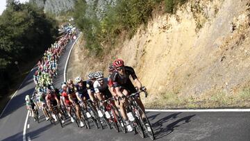 El pelot&oacute;n durante la quinta etapa de la Vuelta Ciclista a Espa&ntilde;a 2016, disputada entre Viveiro y Lugo.