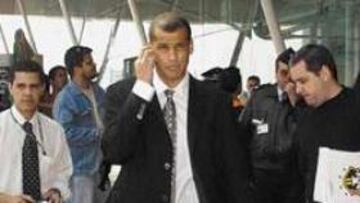 <B>MÁS PROBLEMAS.</B> Rivaldo llegó ayer a Lisboa para ponerse a las órdenes del seleccionador Scolari.