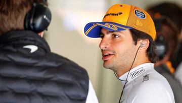 ZSN045. SHANGHAI (CHINA), 12/04/2019.- El piloto español de Fórmula Uno Carlos Sainz, de McLaren, en el garaje del equipo este viernes durante la primera sesión de entrenamiento en el circuito internacional de Shangái (China). El Gran Premio de China se disputa el próximo 14 de abril. EFE/ Diego Azubel