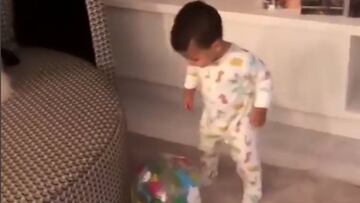 El hijo peque?o de Cristiano ya apunta maneras con el bal¨®n