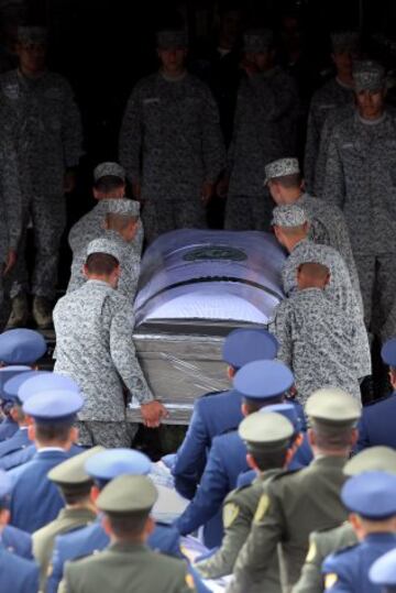 El cortejo fúnebre salió del aeropuerto Olaya Herrera y dejó una estela de tristeza y vacío por las calles de Medellín en donde dieron el último adiós a los campeones del Chapecoense, los campeones de la prensa y los campeones de la tripulación. ¡Que tengan buen viaje amigos!