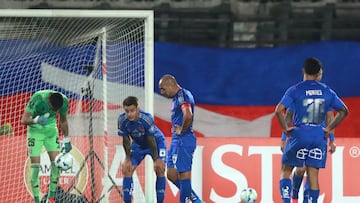 Futbol, Universidad de Chile vs Estudiantes de la Plata.
Fase de grupos, Copa Libertadores 2025.
El jugador de Estudiantes de la Plata Guido Carrillo, centro, celebra su gol durante el partido de copa libertadores por el grupo A contra Universidad de Chile disputado en el estadio Nacional en Santiago, Chile.
07/05/2025
Jonnathan Oyarzun/Photosport
Football, Universidad de Chile vs Estudiantes de la Plata.
Group stage, Copa Libertadores 2025.
Estudiantes de la Plata’s player Guido Carrillo, center, celebrates his goal during the copa libertadores match for group A against Universidad de Chile at the Nacional stadium in Santiago, Chile.
07/05/2025
Jonnathan Oyarzun/Photosport